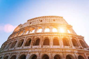 Güneş ışığı altında Roma, İtalya, Coliseum görünümünü