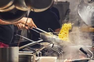 Makarna bir restoranda aşçı hazırlar