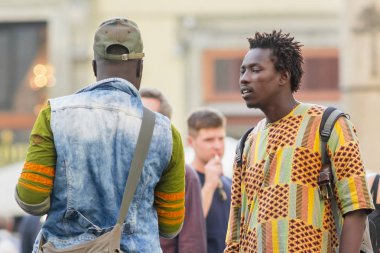 Floransa, İtalya, 12 Ekim 2017: sokakta konuşurken iki siyah genç adam