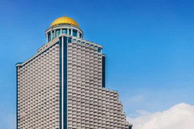 Kule gökdelenin birçok yuvarlak balkonlu