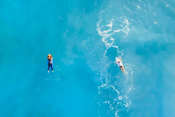 海の中の2人のサーファー トップビュー — ストック写真