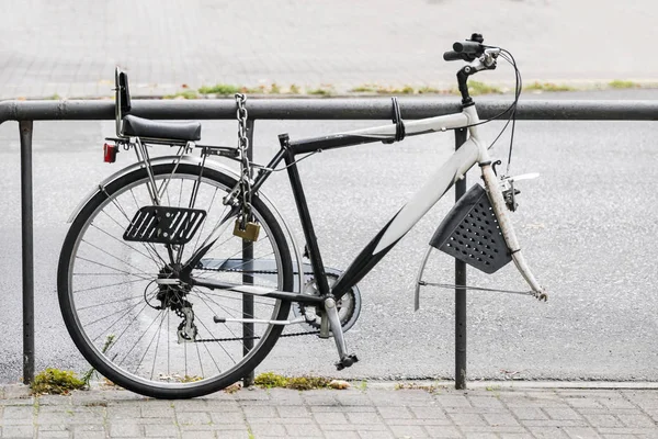 Bicicleta Sin Rueda Delantera Encadenada Valla — Foto de Stock