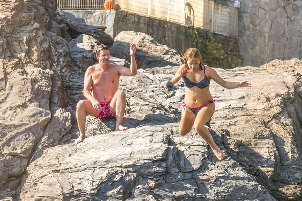 Manarola Italie Octobre 2017 Homme Femme Sautant Falaise Dans Mer — Photo