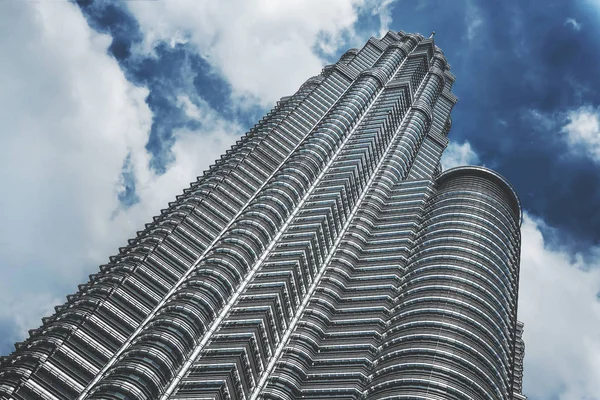 近代的な超高層ビルの底面 トーン — ストック写真