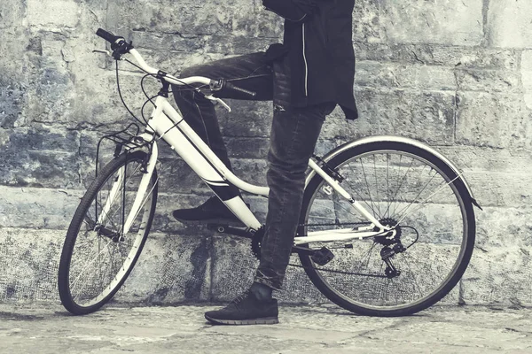 Hombre Bicicleta Parado Cerca Una Pared Tonificado — Foto de Stock