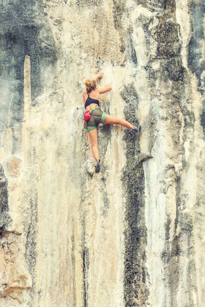 Young Woman Climbs Rock Risk Life — Stok fotoğraf