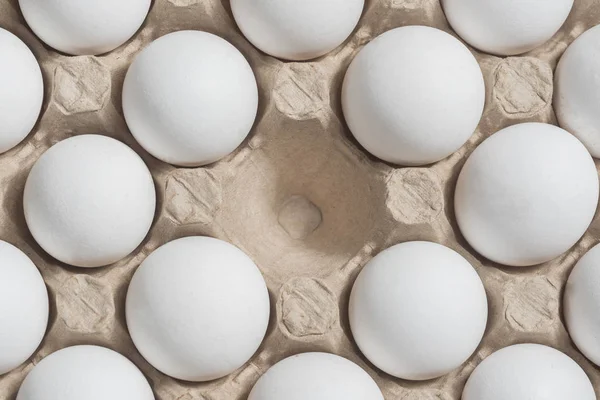 Белые Куриные Яйца Картонной Коробке Пустым Пространством Фон — стоковое фото