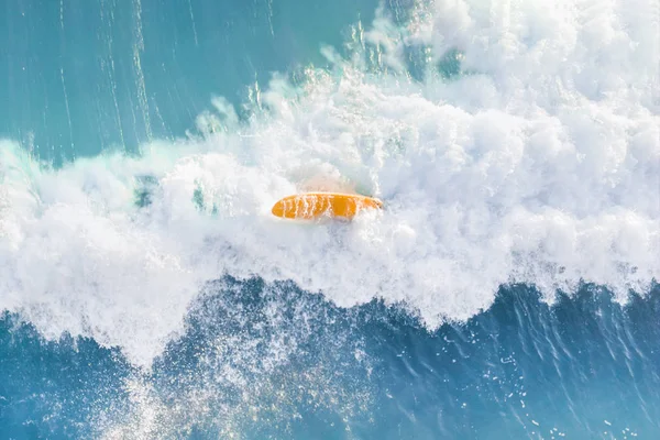 Prancha Amarela Coberta Com Uma Onda Oceano Vista Superior — Fotografia de Stock