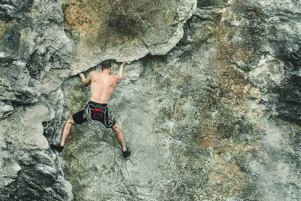 Atleta Alpinista Uma Parede Pedra Espaço Cópia — Fotografia de Stock