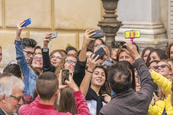 Palermo Talya Ekim 2017 Kalabalık Bir Insan Selfie Üstünde Onların — Stok fotoğraf