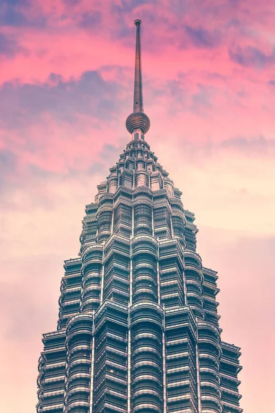 空の背景に高層ビルのトップ — ストック写真