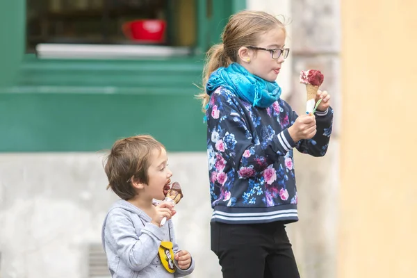 Firenze Italia Octubre 2017 Los Niños Comen Helado Cuerno Gofre —  Fotos de Stock