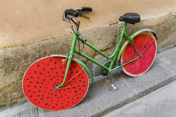 Bicicleta Vieja Pintada Como Una Sandía Cerca Pared Del Edificio — Foto de Stock