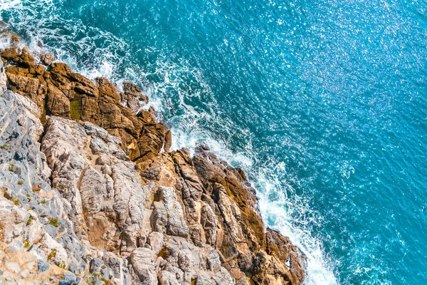 岩石和海的顶视图 — 图库照片