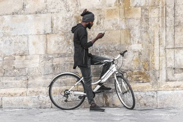 Palermo Itálie Října 2017 Africký Muž Kole Dívá Telefonu — Stock fotografie