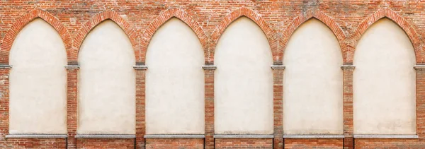 砖立面上的假拱形窗户 — 图库照片