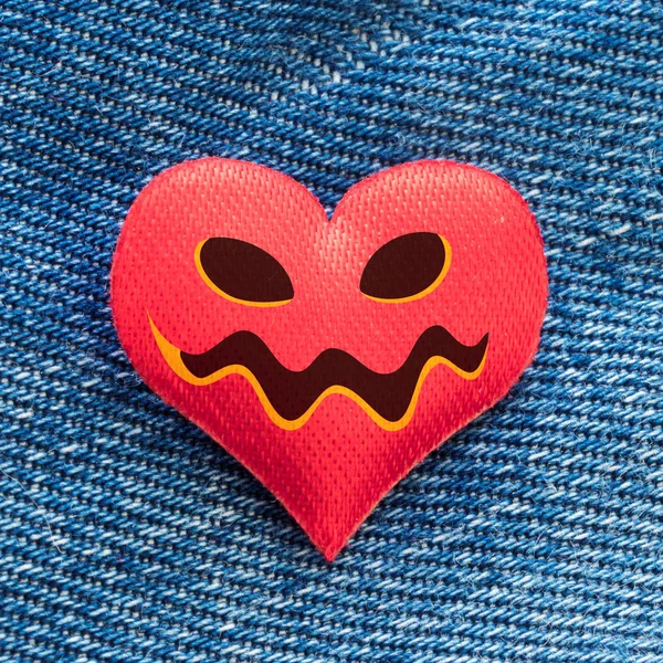 Rotes Herz Mit Halloween Gesicht Auf Blauem Jeanshintergrund — Stockfoto