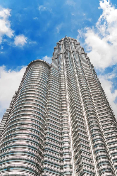 空の背景に現代的な摩天楼の底面図 — ストック写真