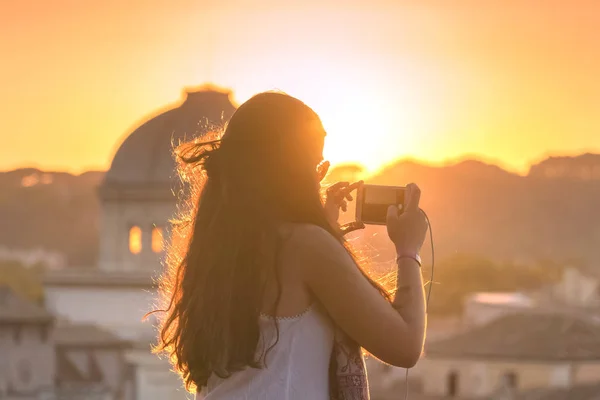 Roma Italia Octubre 2017 Mujer Joven Tomando Fotos Ciudad Atardecer —  Fotos de Stock