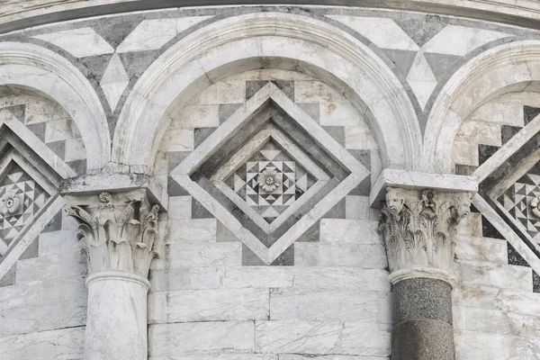 Фрагмент Фасада Здания Воротниками Барельефами — стоковое фото