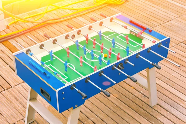在阳光下的木板地板上的足球桌 — 图库照片