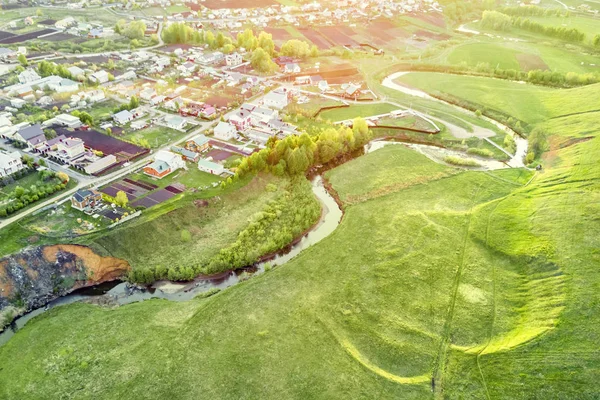 狭い川と村のベンドの航空写真 — ストック写真