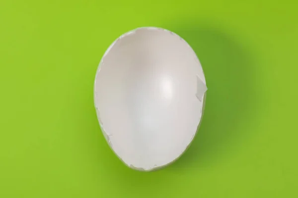 Yeşil Bir Arka Plan Üzerinde Beyaz Yumurta Kabuğu — Stok fotoğraf