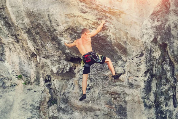 Young Male Mountaineer Climbs Rocky Wall Insurance — Stock Photo, Image