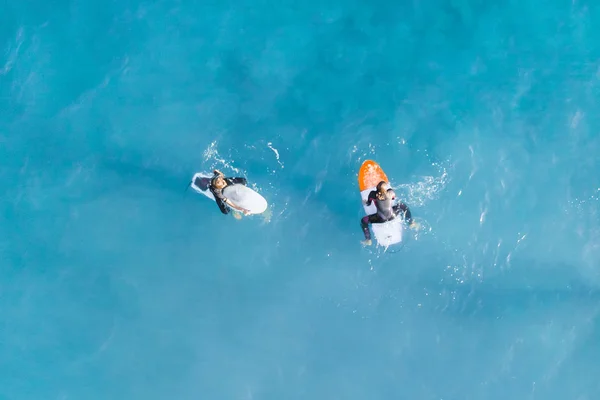 穏やかな海の中で2人のサーファー トップビュー — ストック写真