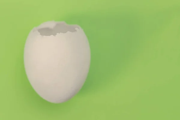 緑の背景に白の卵殻 — ストック写真