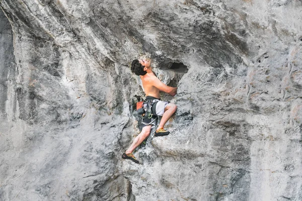 Young Male Climber Climbs Rock Safety Rope — 스톡 사진