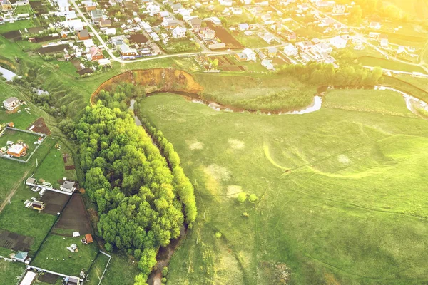 Ovanifrån Slingrande Flod Nära Bondgårdar — Stockfoto