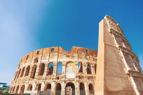 Fassade Des Berühmten Amphitheater Kolosseums Rom Italien Vor Blauem Himmel — Stockfoto