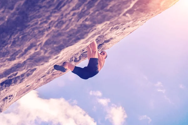 Hombre Escalador Roca Pared Contra Cielo — Foto de Stock
