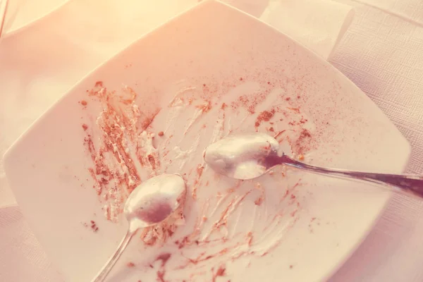 Белая Тарелка Ложка Остатками Десерта — стоковое фото