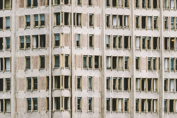 Многоэтажное Здание Большим Количеством Окон Фоном Крупным Планом — стоковое фото