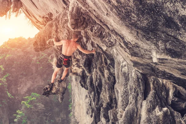 Mladý Horolezec Stojící Římse Útesu Slunného Letního Dne — Stock fotografie