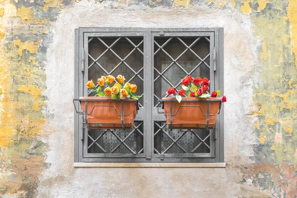 Fleurs Artificielles Suspendues Dans Des Pots Sous Fenêtre — Photo