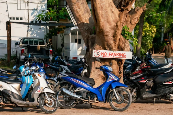 Många Skotrar Nära Skylten Ingen Parkering — Stockfoto