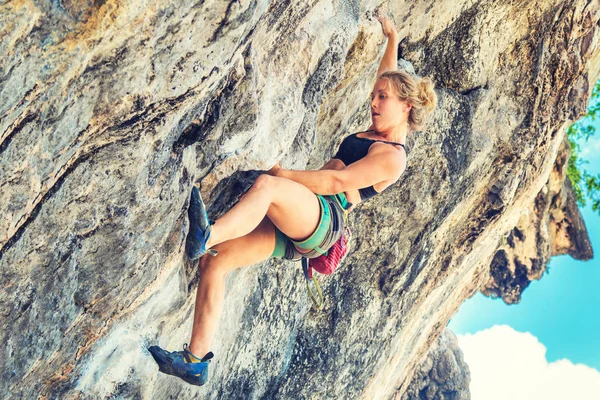 若い女性は夏の日に長い崖の上に登る — ストック写真