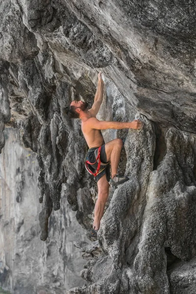 Young Bearded Male Mountaineer Climbs Cliff — 스톡 사진