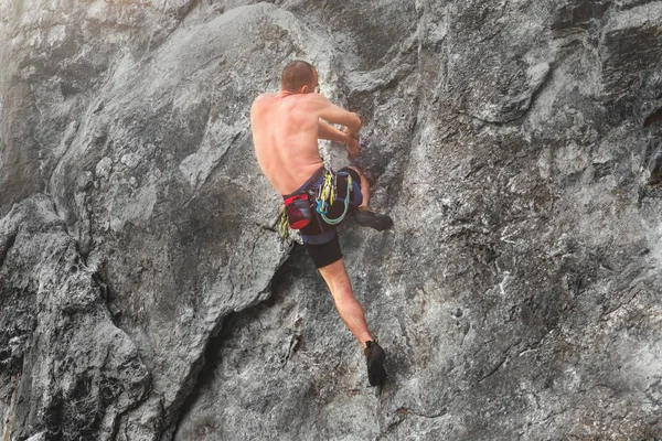 Homem Bater Uma Pedra Sem Corda Segurança — Fotografia de Stock