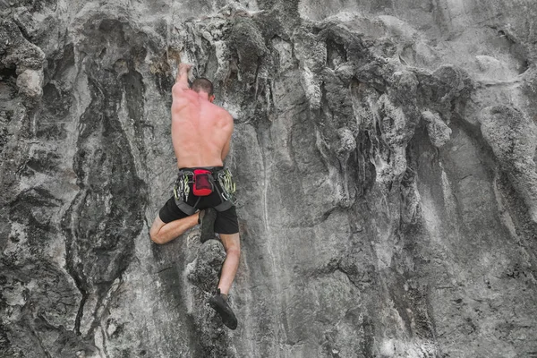 Young Male Climber Climbing Rock Wall Safety Rope — 스톡 사진