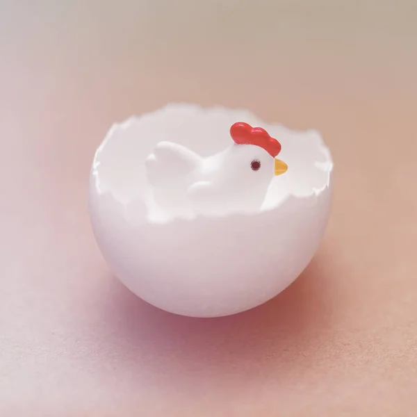 Küçük Oyuncak Tavuk Yumurta Kabuğu Üzerinde Pembe Bir Arka Plan — Stok fotoğraf