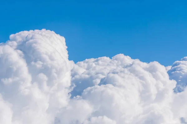 Weiße Flauschige Wolken Vor Blauem Himmel Hintergrund — Stockfoto