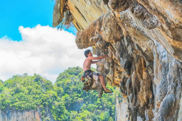 Jovem Alpinista Sentado Numa Borda Penhasco — Fotografia de Stock