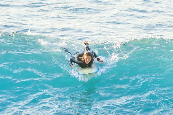Bogliasco Italia Octubre 2017 Mujer Surfista Acuesta Una Tabla Surf — Foto de Stock