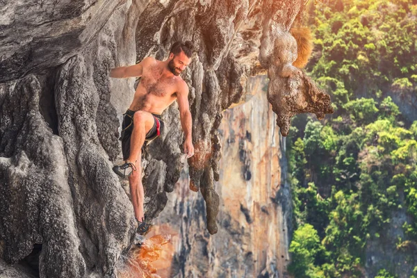Ένας Νέος Άντρας Γένια Σκαρφαλώνει Ένα Βράχο Χωρίς Ασφάλεια — Φωτογραφία Αρχείου