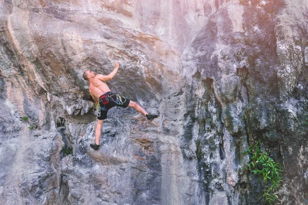 Young Male Mountaineer Climbs Rocky Wall Insurance — 스톡 사진