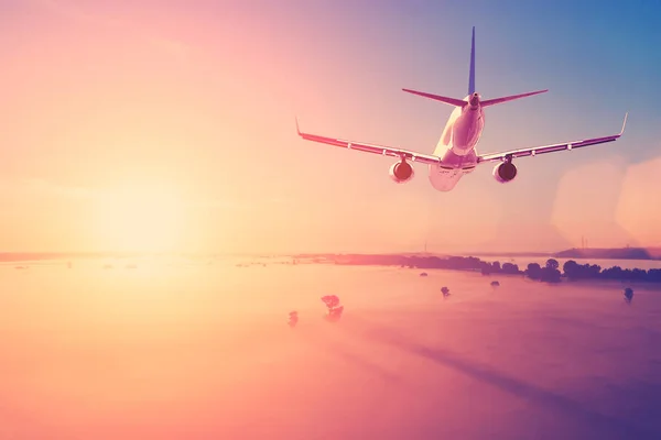 Avión Volando Sobre Niebla Durante Atardecer —  Fotos de Stock